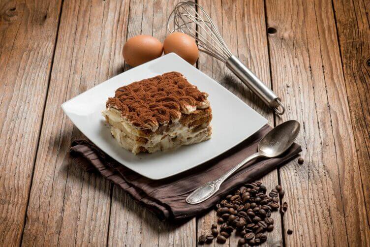 Tiramisu con noci e cioccolato Tiramisu con noci e cioccolato