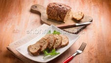 Polpettone di carne al profumo di erbe: ricetta classica Polpettone di carne al profumo di erbe: ricetta classica