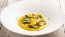 Ricetta del Risotto alla carbonara con asparagi.