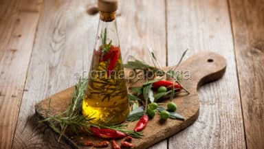 Olio aromatizzato al rosmarino e peperoncino