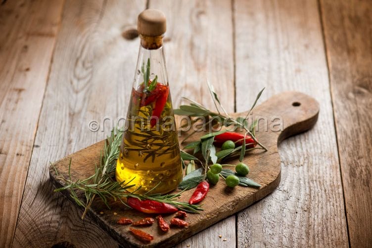 Olio aromatizzato al rosmarino e peperoncino