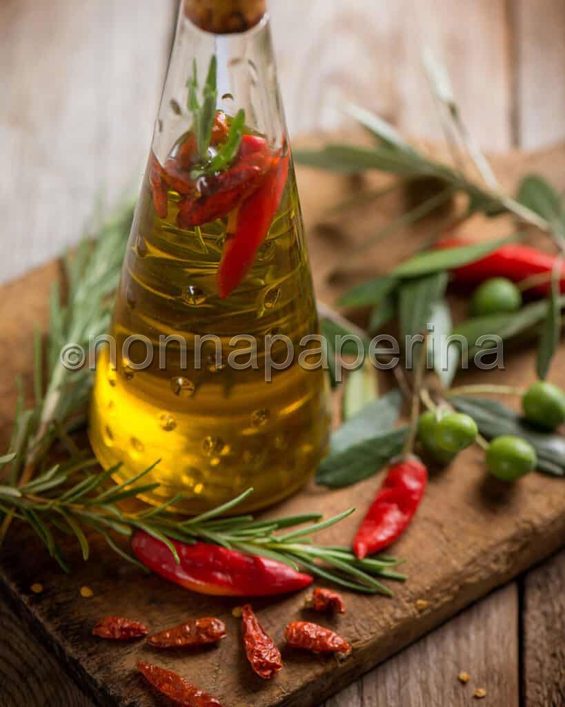 Olio aromatizzato al rosmarino e peperoncino