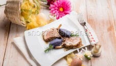 Costolette di agnello con quenelle di patate viola