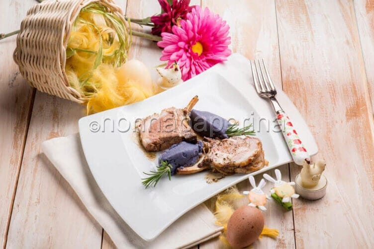 Costolette di agnello con quenelle di patate viola