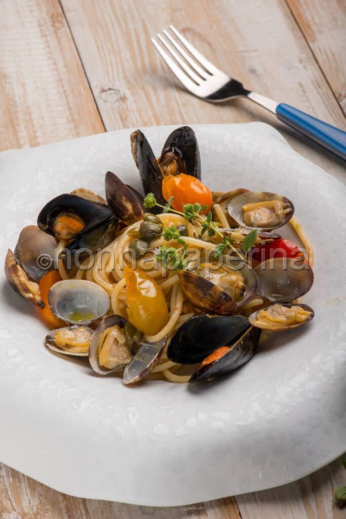 spaghetti alle cozze, vongole e datterini spaghetti alle cozze, vongole e datterini