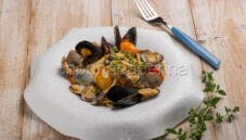 È tempo di spaghetti alle cozze, vongole e datterini È tempo di spaghetti alle cozze, vongole e datterini