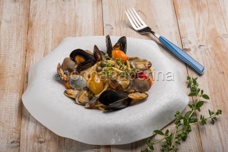 spaghetti alle cozze, vongole e datterini