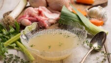 Brodo di pollo , un rimedio naturale