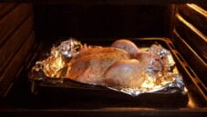 Cappone ripieno al forno, sulla tavola di Natale