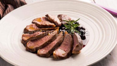 Petto di anatra ai mirtilli