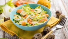 Insalata di Scarola con salmone e uova di quaglia