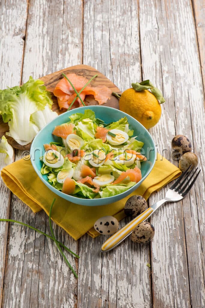 Insalata di Scarola con salmone e uova di quaglia Insalata di Scarola con salmone e uova di quaglia