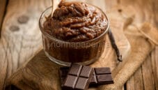 Crema di burro al cioccolato, uno spalmabile delizioso Crema di burro al cioccolato, uno spalmabile delizioso