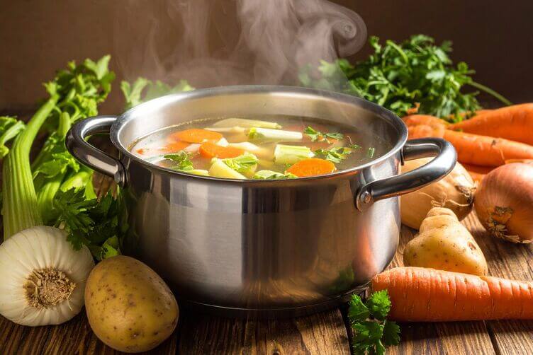 Brodo vegetale in pentola con verdure fresche Brodo vegetale in pentola con verdure fresche