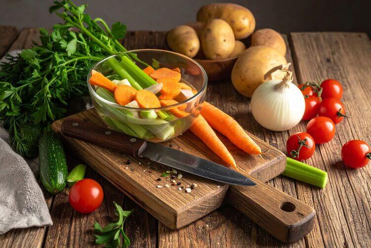 Ingredienti per brodo vegetale con carote sedano cipolla patate e pomodori Ingredienti per brodo vegetale con carote sedano cipolla patate e pomodori