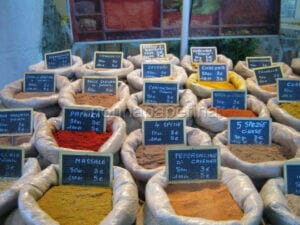 Aromatic herbs and spices: their uses and properties in the kitchen