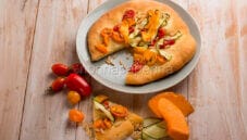 Focaccia croccante con verdure e pecorino, bontà