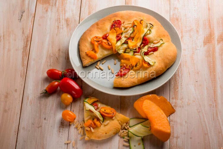 Focaccia croccante con verdure e pecorino