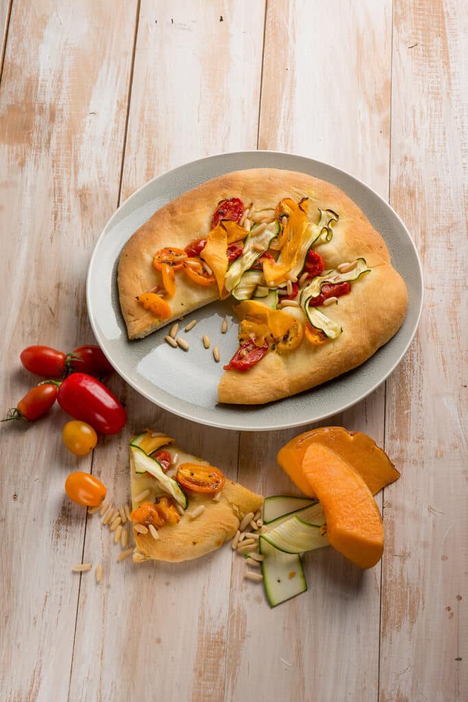 Focaccia croccante con verdure e pecorino Focaccia croccante con verdure e pecorino