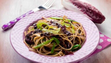 Spaghetti con radicchio e porro