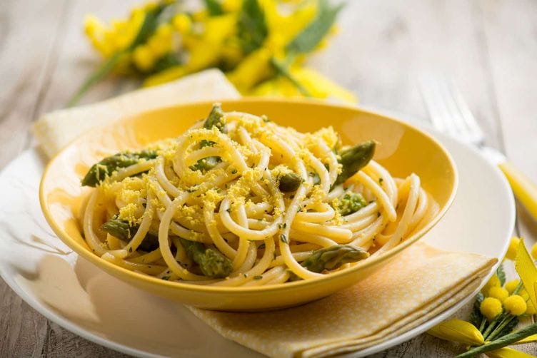 Festa della Donna , prepariamo gli spaghettoni mimosa spaghettoni mimosa