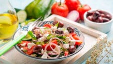 Insalata greca Horiatiki, una ricetta originale da provare