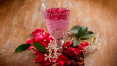 Liquore alle rose