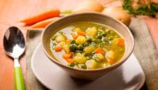 Zuppa di piselli e patate al curry , facilissima da fare