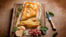 Strudel salato con patate e formaggio, vortice di gusto