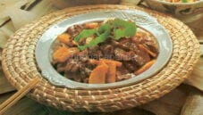 Maiale con funghi e germogli di bambu