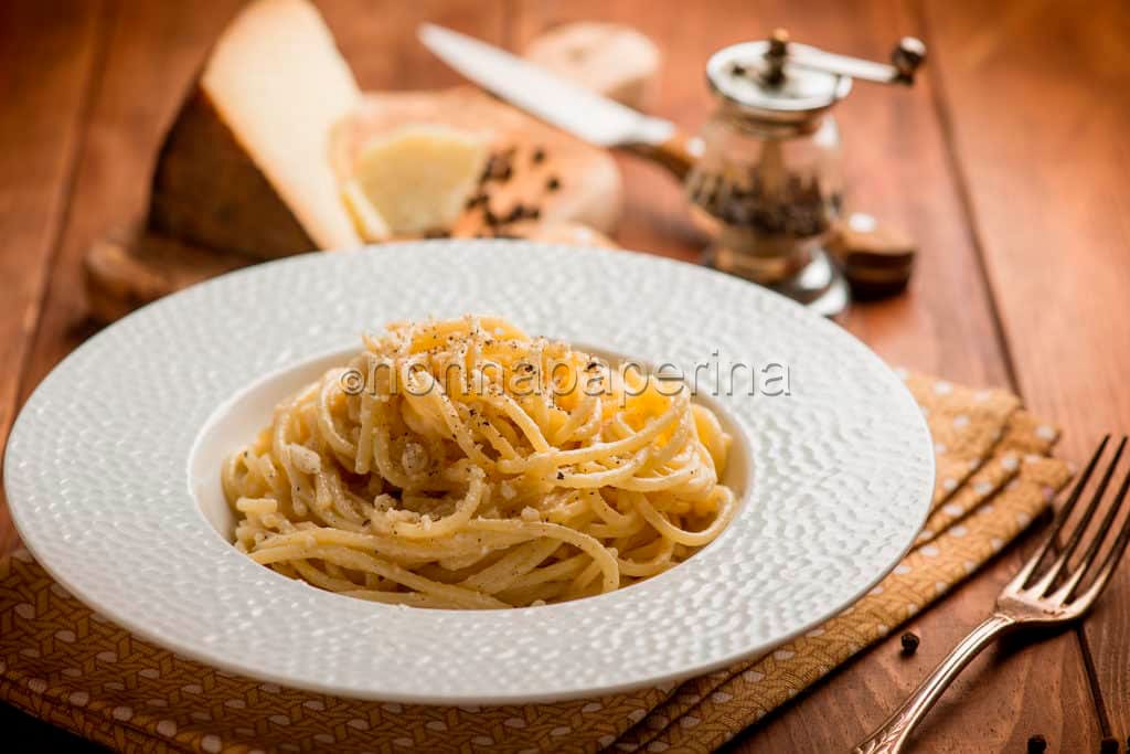 Spaghetti cacio e pepe, un piatto tipico romano