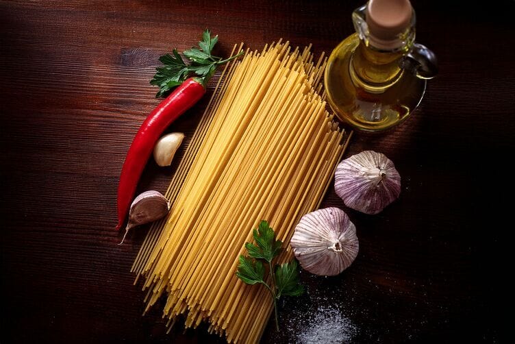 ingredienti Spaghetti aglio olio e peperoncino ingredienti Spaghetti aglio olio e peperoncino