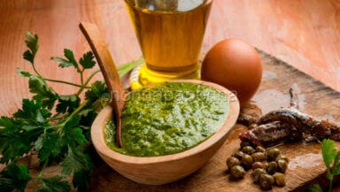 salsa verde con prezzemolo su pane tostato