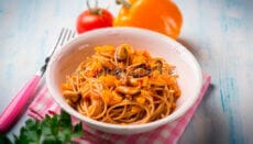 Spaghetti con cozze e peperoni