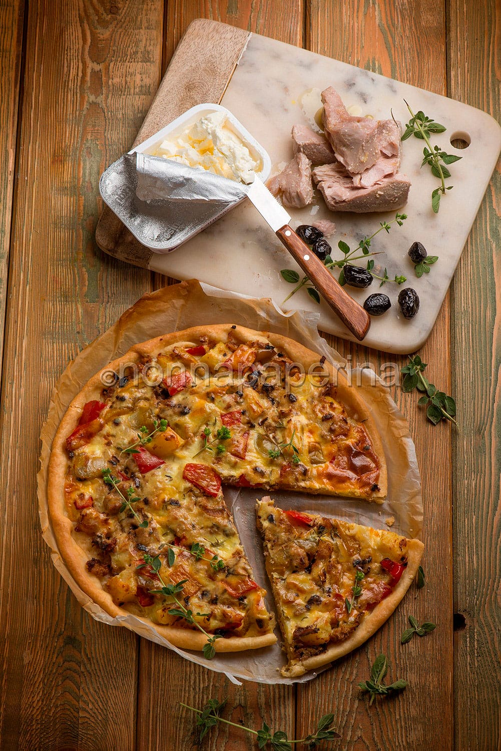 Tortino con tonno, peperoni e pomodori. Tortino con tonno, peperoni e pomodori.