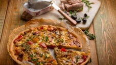 Tortino con tonno, peperoni e pomodori buono e sano