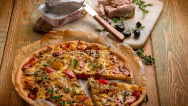 Tortino con tonno peperoni e pomodori.