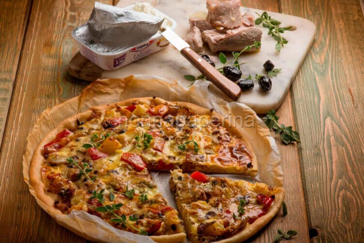 Tortino con tonno, peperoni e pomodori buono e sano Tortino con tonno peperoni e pomodori.