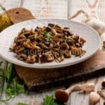 Funghi chiodini trifolati: ricetta per un contorno saporito Funghi chiodini trifolati: ricetta per un contorno saporito