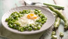 Fave fresche con uova, un carico di proteine e minerali