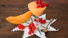 Frullato con bacche di ribes rosso e melone cantalupo Frullato con bacche di ribes rosso e melone cantalupo