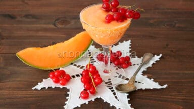 Frullato con bacche di ribes rosso e melone cantalupo