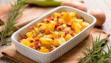 Teglia di patate sfiziose con pancetta e cipolle Teglia di patate sfiziose con pancetta e cipolle