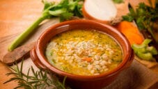 Minestra d’orzo e battuto d’erbe: miniera di salute