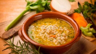Minestra d’orzo e battuto d’erbe