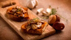 Crostoni ai funghi porcini su pane di miglio