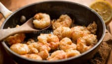 Gamberoni alla mugnaia , piacere per il palato