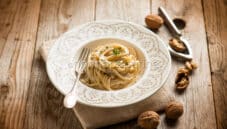 Spaghettoni con salsa di noci per pranzo Spaghettoni con salsa di noci per pranzo