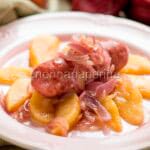 Salsicce con mele e cipolle rosse per la tua cena