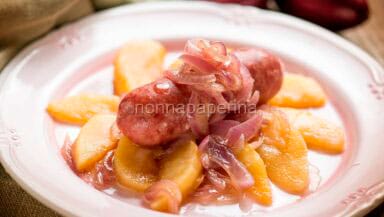 Salsicce con mele e cipolle